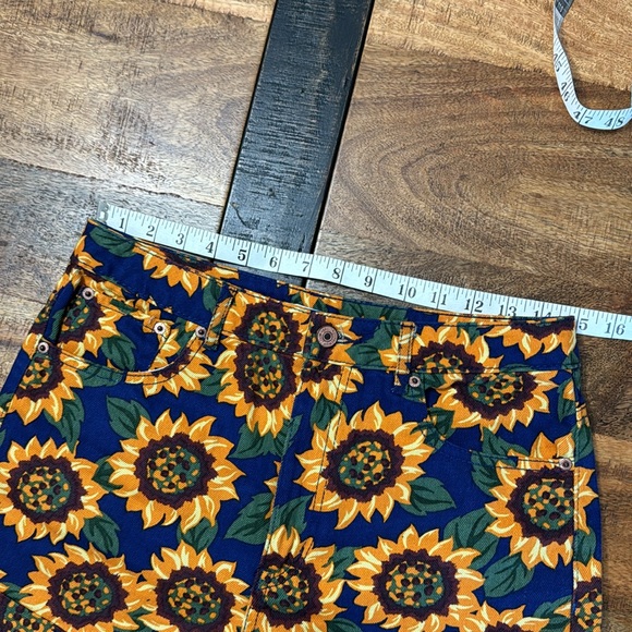 Retro 90s sunflower all over print high waisted cuffed denim shorts - Picture 7 of 10